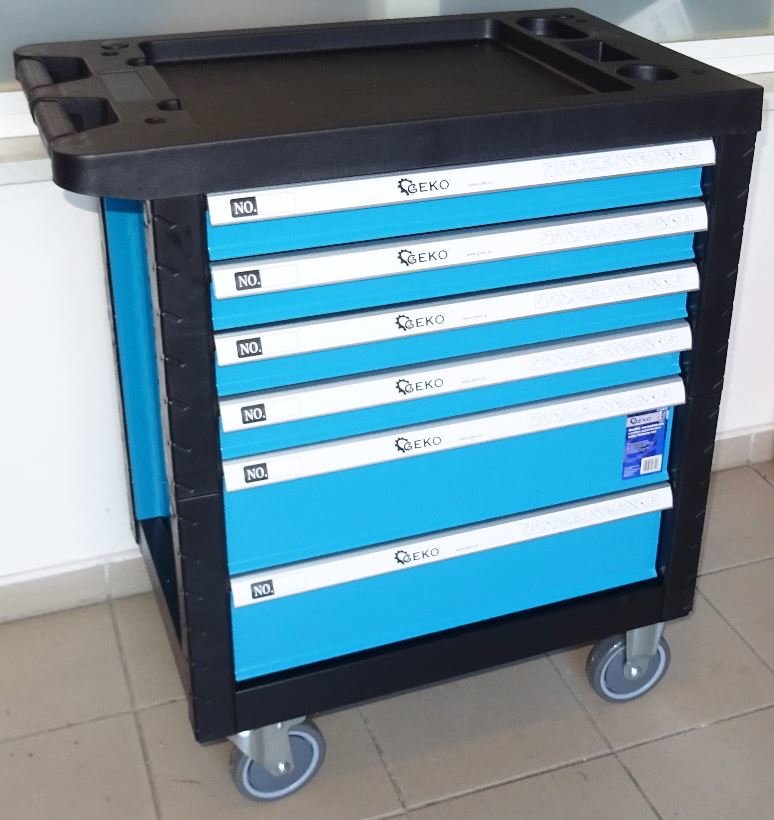 Vybavený montážní vozík s nářadím